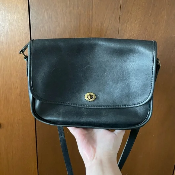 極美品 vintage coach old turn lock Black Coach Vintage Black Leather Crossbody With Turnlock Closure